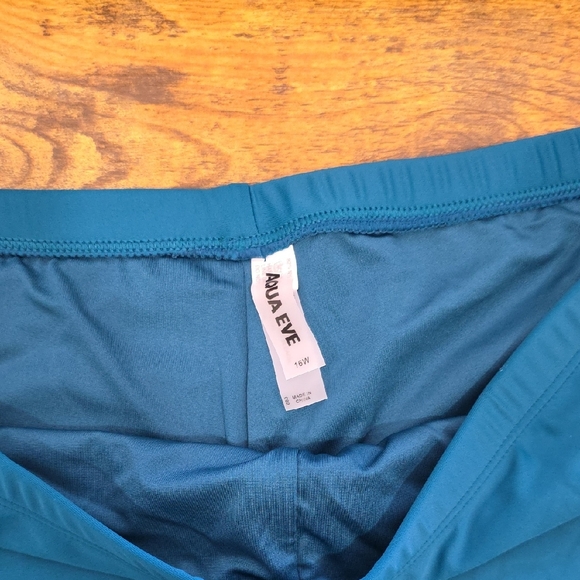 Elegant Teal One-Piece Swimsuit - Picture 8 of 8